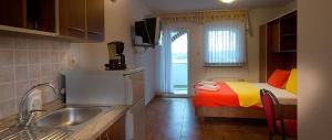 una cucina con un lavandino e un letto in una stanza di Studio apartment in Novalja with sea view, terrace, air conditioning, WiFi 3565-7 a Novalja (Novaglia) Altre 34 foto