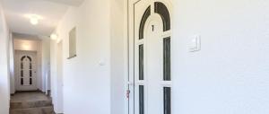 un corridoio con porta bianca e finestra di Studio apartment in Novalja with sea view, terrace, air conditioning, WiFi 3565-7 a Novalja (Novaglia)