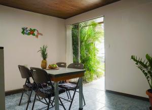 a dining room with a table and chairs at Apartamentos y Studios Brisas del Mar Santa Teresa in Santa Teresa Beach