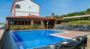 basen przed budynkiem z krzesłami w obiekcie Apartment in Novalja with sea view, terrace, air conditioning, WiFi 3565-12 w Novalji
