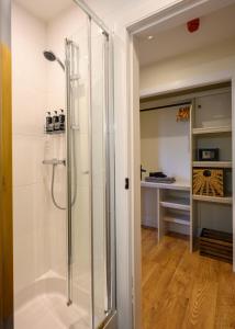 Koupelna v ubytování Meldrums Apartments + 37 fotografií