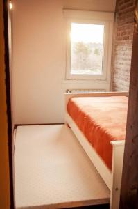 Habitación pequeña con cama y ventana en Duplex a estrenar a pocos metros del gutierrez en San Carlos de Bariloche
