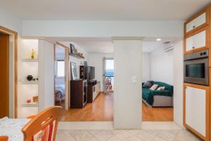 Televízia a/alebo spoločenská miestnosť v ubytovaní Sunny Vista Apartment + 29 fotografií