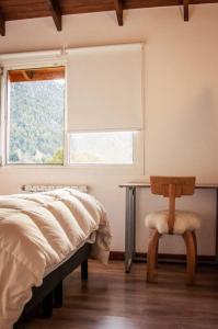 1 dormitorio con 1 cama, 1 silla y 1 ventana en Duplex a estrenar a pocos metros del gutierrez en San Carlos de Bariloche