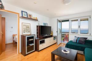 Televízia a/alebo spoločenská miestnosť v ubytovaní Sunny Vista Apartment