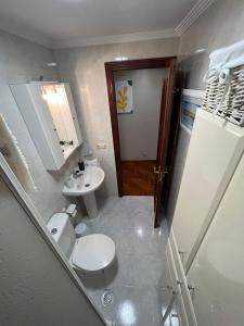 La petite salle de bains est pourvue de toilettes et d'un lavabo. dans l'établissement Valterra Vigo, à Vigo