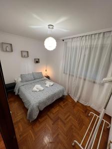 - une chambre avec un lit et 2 serviettes dans l'établissement Valterra Vigo, à Vigo