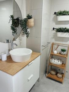 bagno con lavandino bianco e specchio di Monte Azul Penthouse a Ribeira Grande