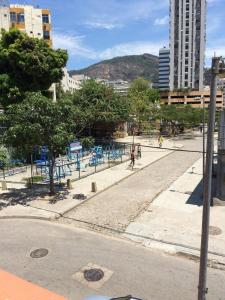 un parco con sedie blu e alberi in una città di Estúdios Deluxe São Manuel a Rio de Janeiro