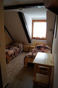 Giường trong phòng chung tại Stadnina Koni Kierzbuń