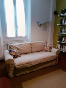 un sofá en una sala de estar con ventana en Garden House, en Florencia