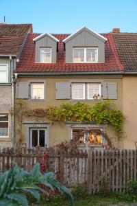 una casa con una valla de madera delante de ella en Haus Krauterkasten, en Naumburg