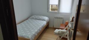 een kleine slaapkamer met een stapelbed en een raam bij Precioso apartamento con patio in Zamora