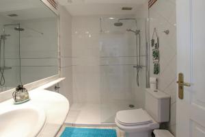 een badkamer met een toilet, een wastafel en een douche bij Fantastic Ocean view apartment Buena Vista with amazing Pools in Acantilado de los Gigantes