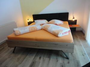 uma cama com duas almofadas em cima em Apart Kofler em Längenfeld