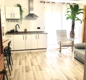 Kuchyňa alebo kuchynka v ubytovaní Valdelagrana vistas al mar, piscinas primera linea cadiz