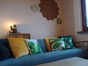 a blue couch with pillows on it in a room at Wunderschöne 3-Zimmerwohnung auf dem Bauernhof in Wassertrüdingen +29 photos