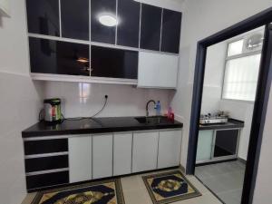 Una cocina o zona de cocina en Gharoda Kajang Homestay