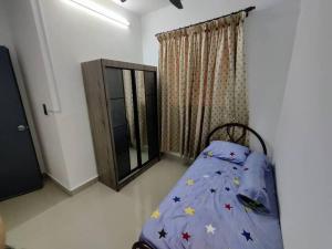 Un ou plusieurs lits dans un hébergement de l'établissement Gharoda Kajang Homestay