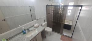 y baño con lavabo, aseo y espejo. en GuestHouse Casa da Montanha, en Río de Janeiro