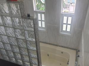 baño con bañera y 2 ventanas en GuestHouse Casa da Montanha, en Río de Janeiro