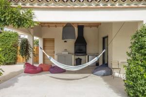 een hangmat in het midden van een huis bij Les Cerisiers du Mont Ventoux in Malaucène