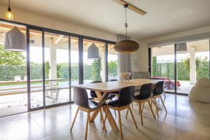 una sala da pranzo con tavolo e sedie in legno di Les Cerisiers du Mont Ventoux a Malaucène