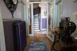 um corredor com um quarto com um radiador e uma escada em MAS TERRE Chambres d'Hôtes em Lezoux