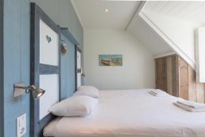 Een bed of bedden in een kamer bij Hello Zeeland - Vakantiehuis Brouwerijweg 43-4