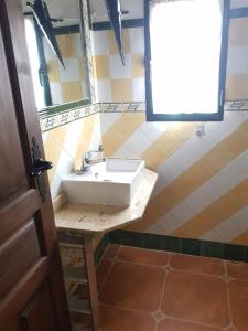 a bathroom with a sink and a window at Casa El Tío Patricio in Trujillos