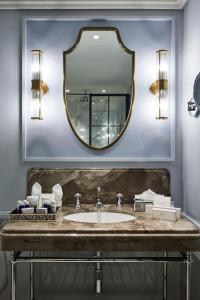 Um banheiro em The Royal Horseguards Hotel, London