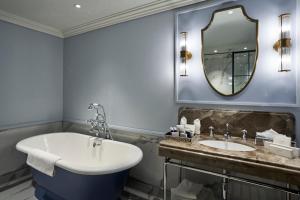 Um banheiro em The Royal Horseguards Hotel, London