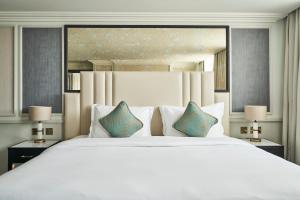 Cama ou camas em um quarto em The Royal Horseguards Hotel, London