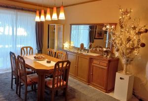 una sala da pranzo con tavolo e una cucina di Villa "Eva" - Entire beachfront holiday home - 4S a Aghia Marina