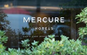 パリにあるMercure Paris Gare Montparnasse TGVのホテルの窓の看板