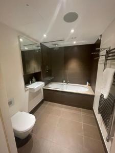 ห้องน้ำของ Clarges -Selfridges Luxury Apartment