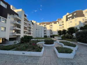 um pátio de um edifício com plantas e edifícios em 4 pièces avec parking à 2 min du centre commercial et du lac de Créteil em Créteil