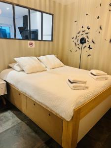 Un pat sau paturi într-o cameră la Le Saint Symphorien