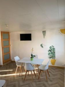 jadalnia z białym stołem i krzesłami w obiekcie 1)Maison chaleureuse à 2 pas de la Seine w mieście Duclair