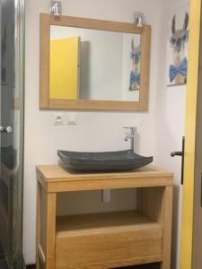 een badkamer met een wastafel en een spiegel bij 1)Maison chaleureuse à 2 pas de la Seine in Duclair