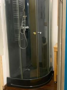 een douche met een glazen deur in de badkamer bij 1)Maison chaleureuse à 2 pas de la Seine in Duclair