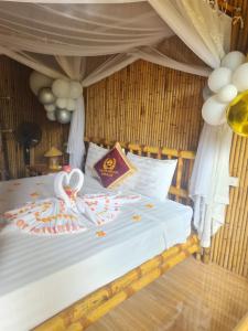 Una cama con un montón de dulces. en Tam Coc Horizon Bungalow en Ninh Binh