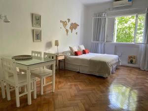 1 dormitorio con cama, mesa y escritorio en Departamento en pleno Recoleta en Buenos Aires