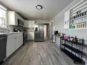 Η κουζίνα ή μικρή κουζίνα στο Classic 2-bedroom in Central Billings