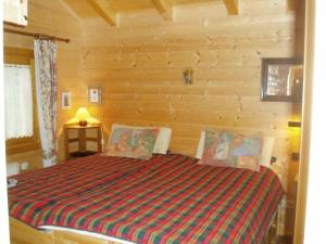 1 dormitorio con 1 cama en una cabaña de madera en Naturerlebnisdorf Stamsried 2, en Stamsried