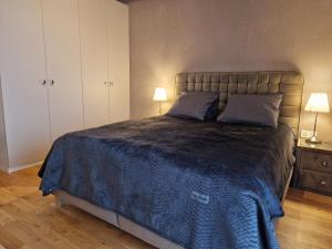 Postel nebo postele na pokoji v ubytování АПАРТАМЕНТ RESORT SENSATION 2 + 60 fotografií