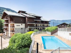 apartament z basenem i budynkiem w obiekcie Appartement cosy pour 3 pers, piscine, proche commerces, à Arêches-Beaufort - FR-1-342-131 w mieście Beaufort