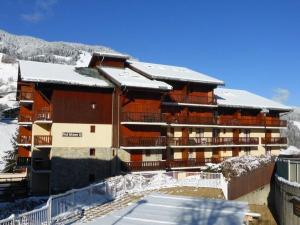 duży budynek z śniegiem na górze w obiekcie Appartement cosy pour 3 pers, piscine, proche commerces, à Arêches-Beaufort - FR-1-342-131 w mieście Beaufort +4 zdjęcia