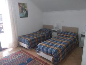 een slaapkamer met 2 bedden en een raam bij Casa Maria in Negreşti-Oaş