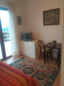 een woonkamer met een tv en een tafel met een tafel bij Casa Maria in Negreşti-Oaş